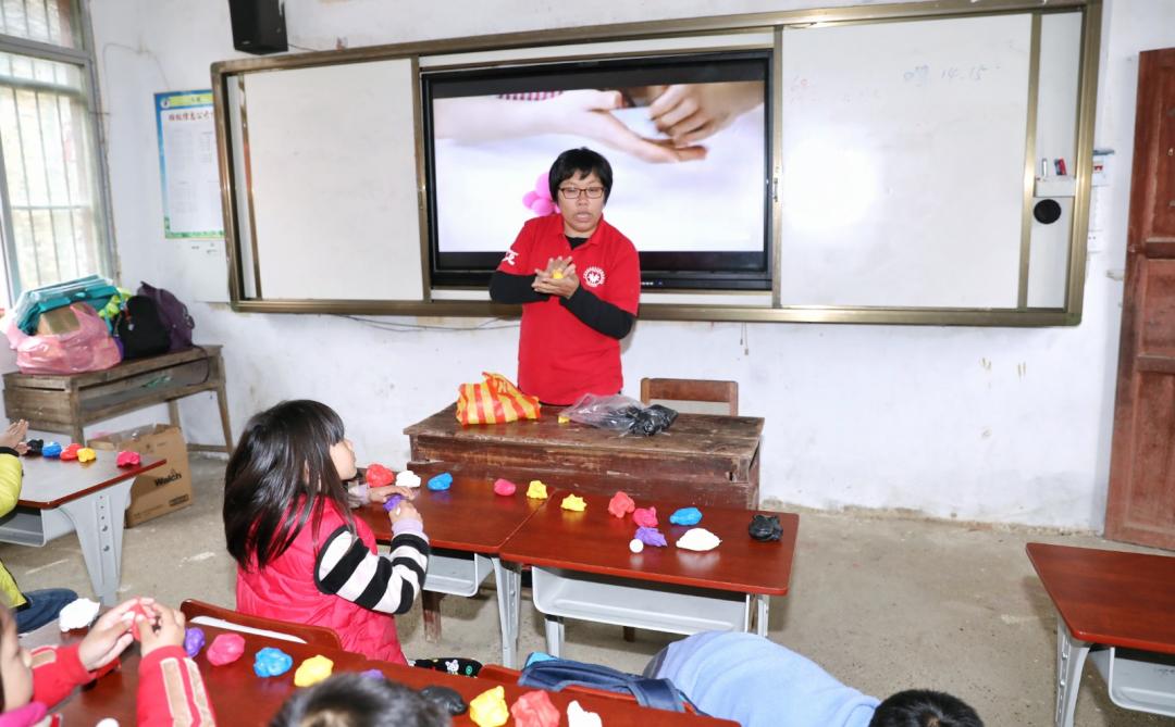 番禺｜海傍小学这位“黄妈妈”，20余载用善心善行向学生传播爱