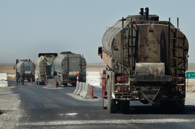 俄总统普京向无名烈士墓敬献花圈,俄媒普京向无名烈士墓敬献花圈
