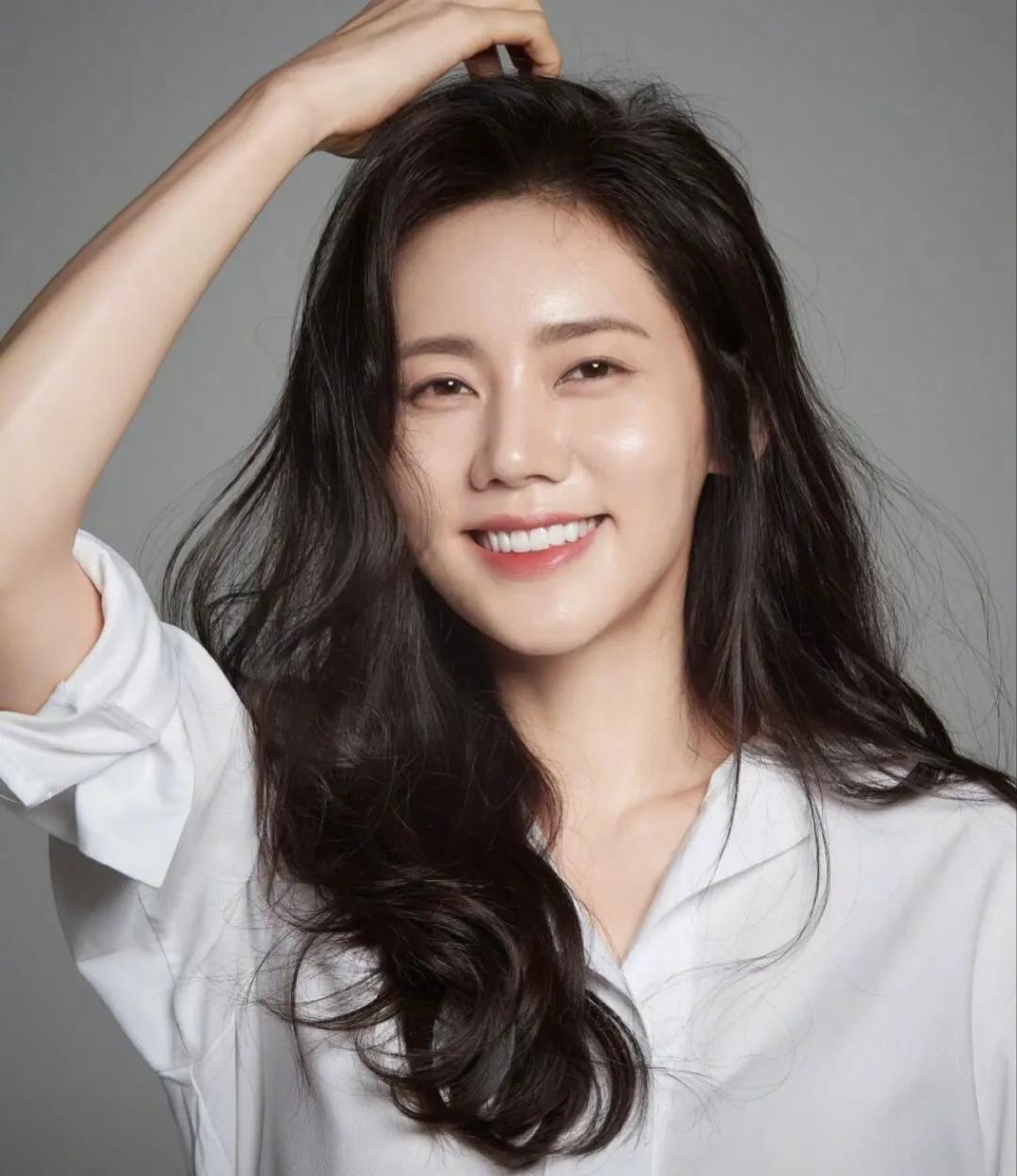 秋瓷炫说感谢丈夫对自己的付出,秋瓷炫和她的老公逛街