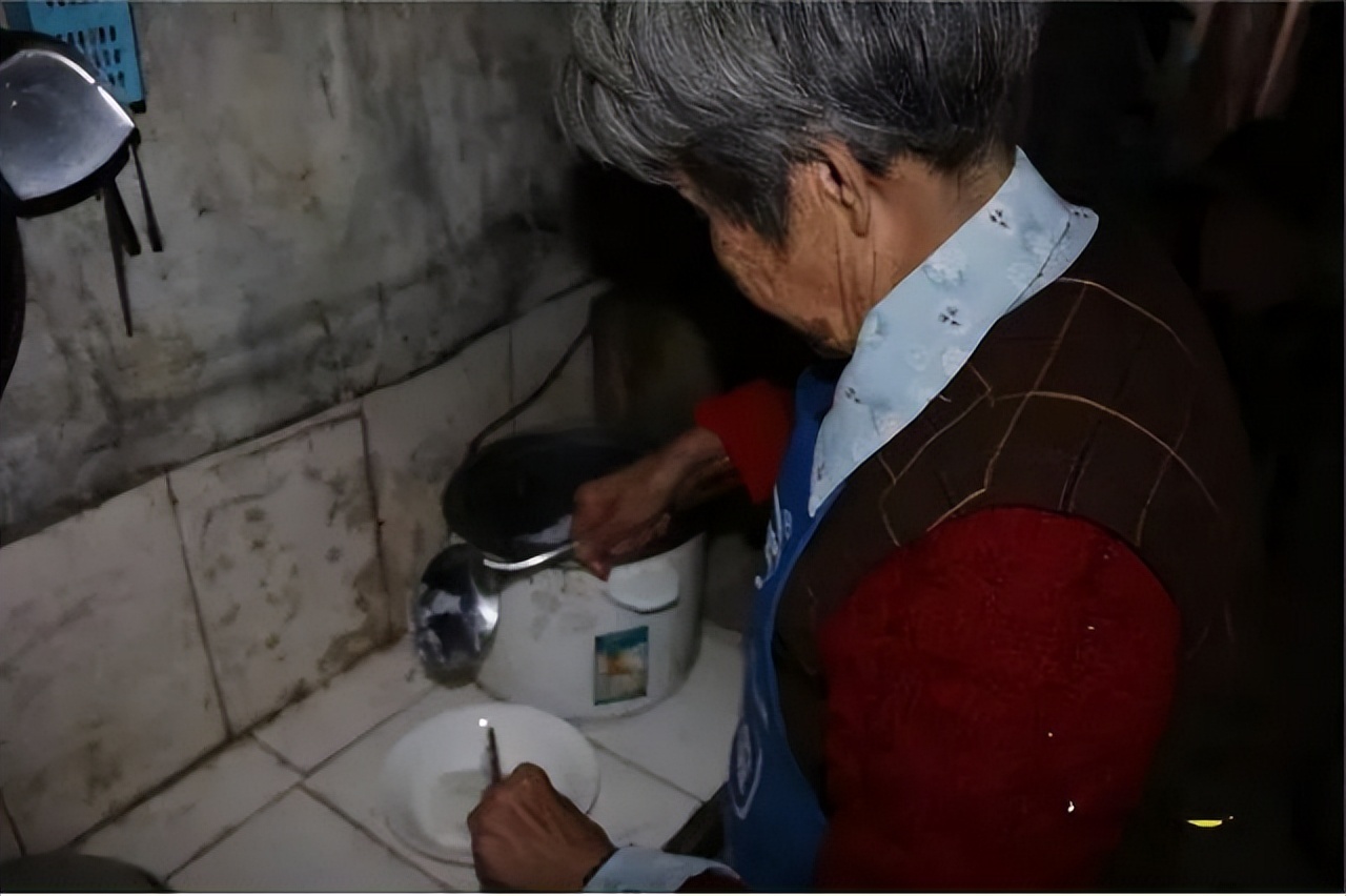 成都口袋婆婆：拾荒20年，养活两个病患，三代人，直言：死不成