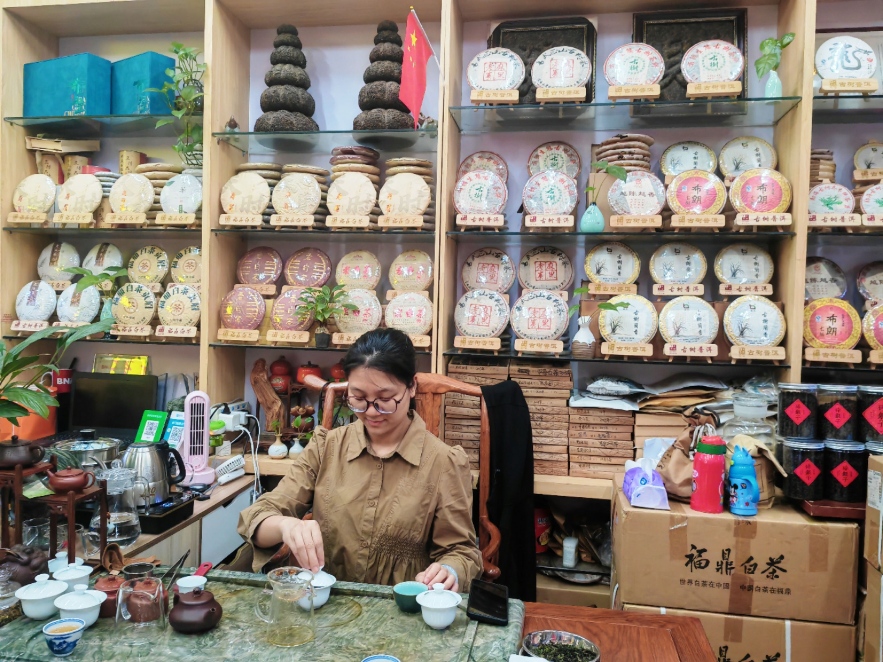 深爱榜读书会联合创始人冯青英走访深圳前海茶城.满园香