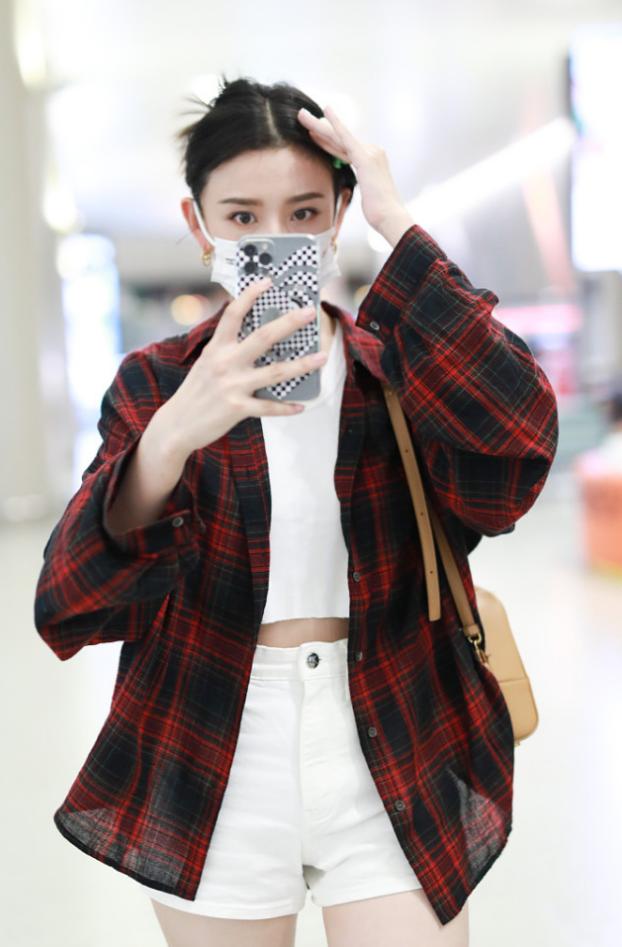 宋祖儿戴老年发夹,宋祖儿黑色长裙亮相长发长发夹