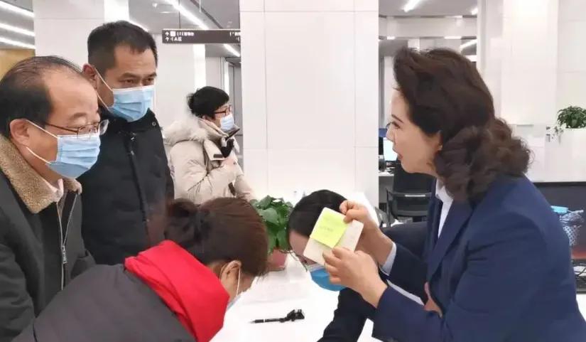 公务员能否戴奢侈品？因“耳钉”走红的李少莉，履历背景不简单