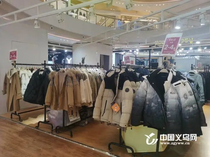 气温逐步降低冬季羽绒服迎来热销,寒冬来袭你准备好羽绒服了吗
