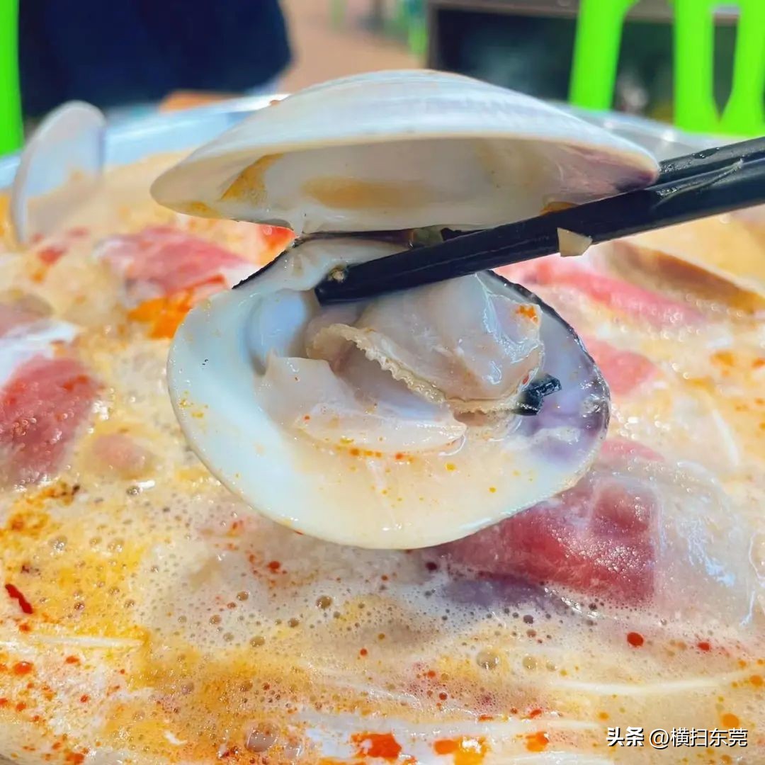 南城县夜宵排档一条街,附近大排档生蚝99元100只