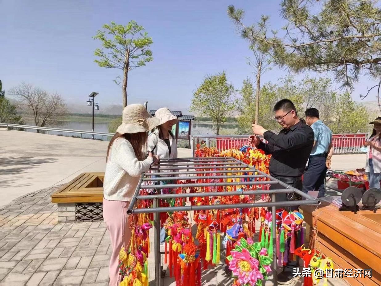 “地摊书记”盘活刺绣经济