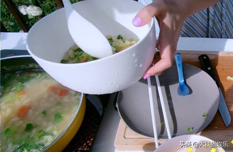 表面是女神,表面上是女神