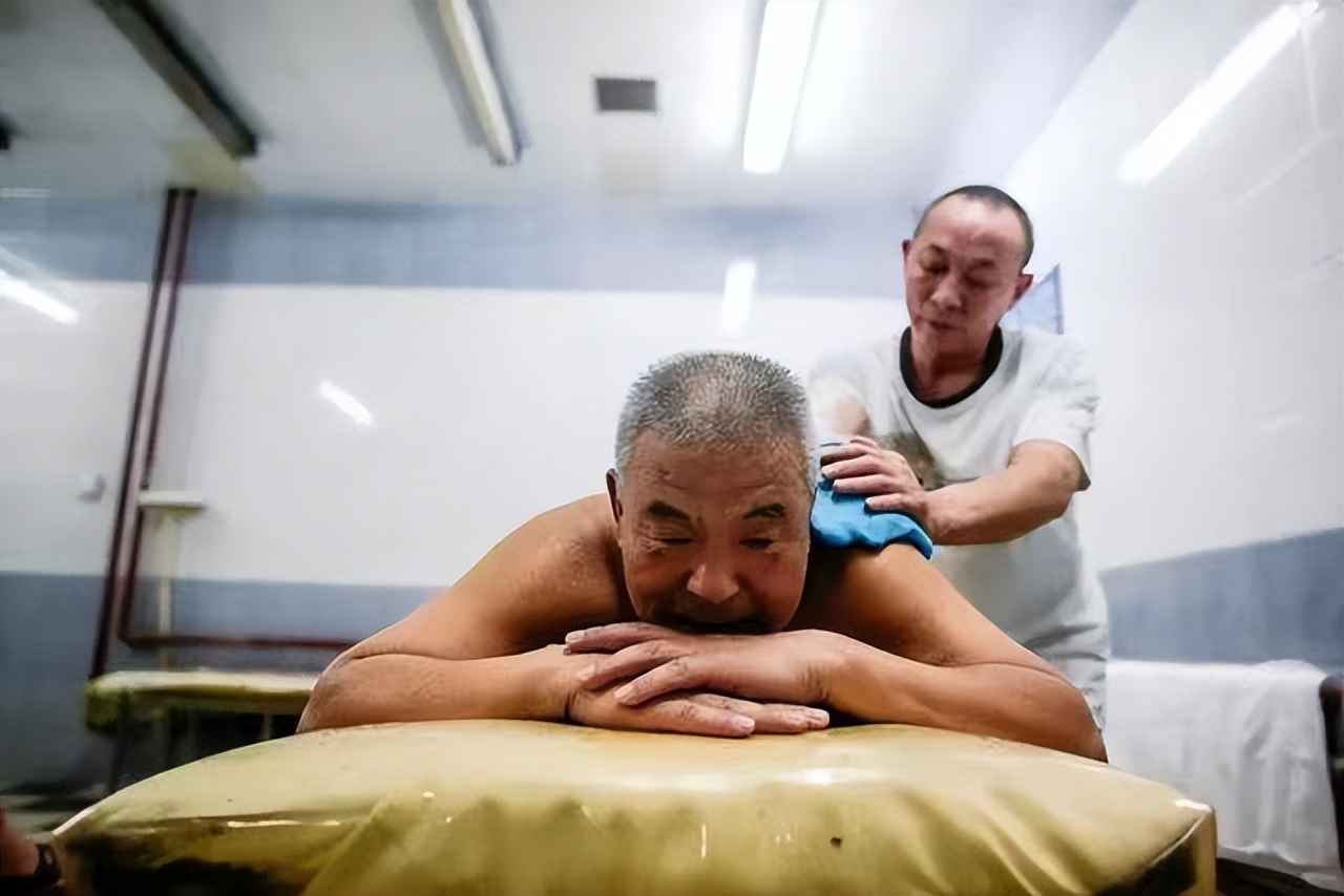 澡堂挂“酒后禁止洗浴”是何意？行家说出3个原由，让人醍醐灌顶