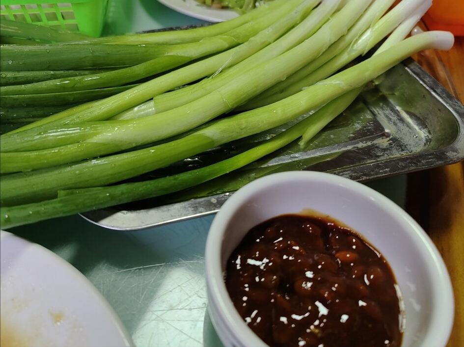 初中毕业的庄稼汉，成为十几亿资产公司的董事长，还是觉得大葱蘸酱最好吃