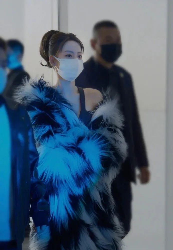 张嘉倪黑裙和网红同框,张嘉倪风波后首晒美照