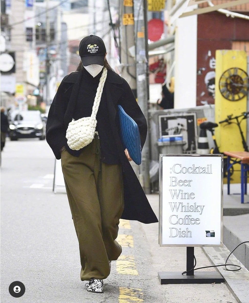 韩国女生冬天光腿不冷,韩国冬季光腿女生穿搭