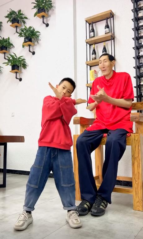 巨人鲍喜顺老婆身高,巨人鲍喜顺的妻子儿子现在有多高