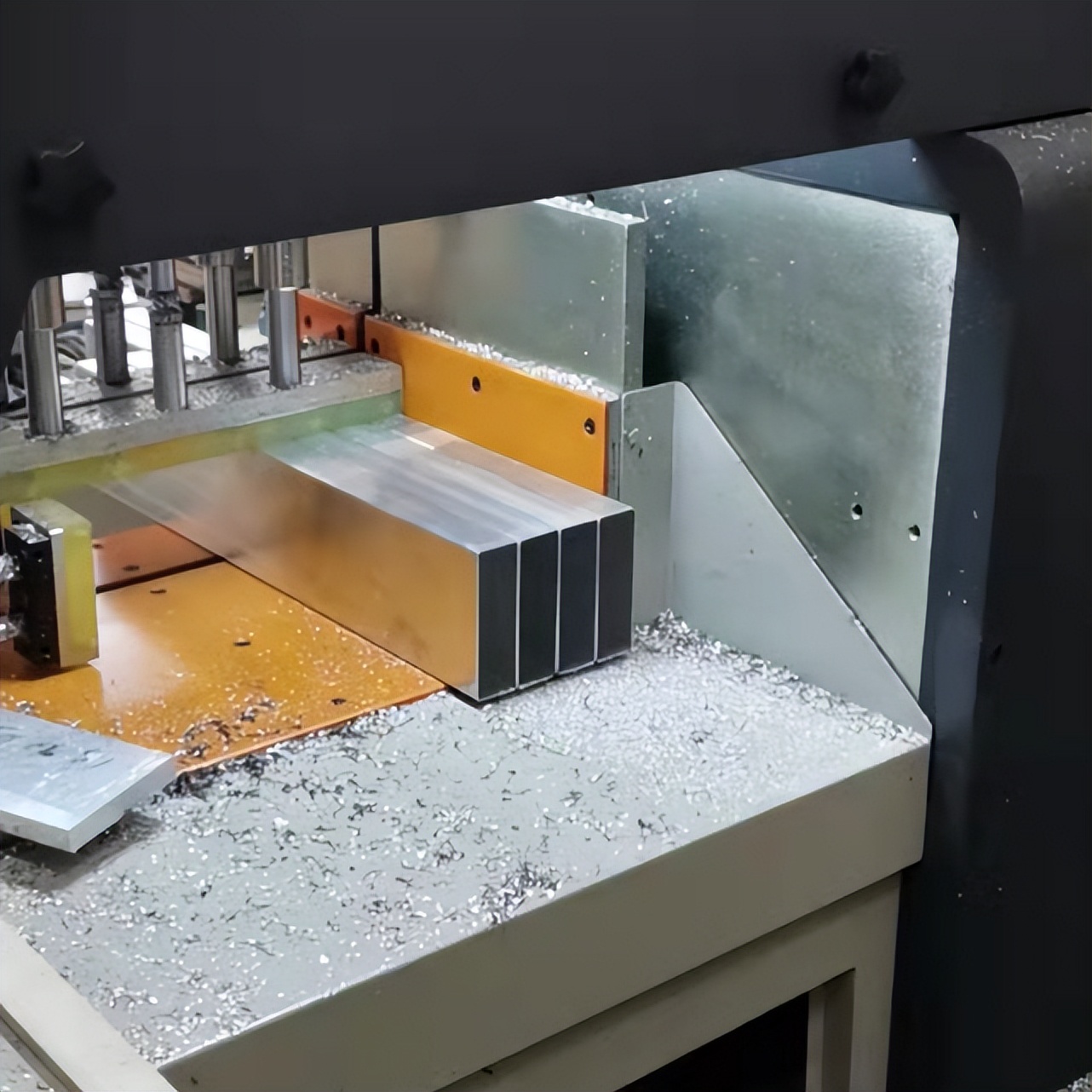 铝材切割机锯切材料在锯切过程中产生变形的问题如何解决？