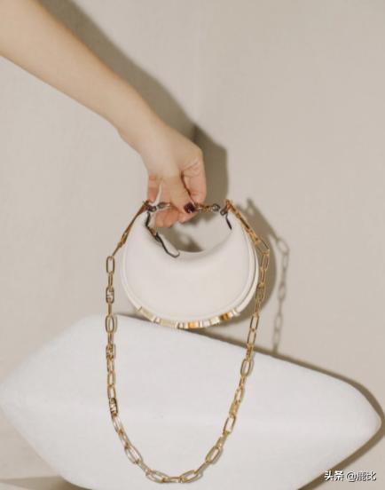 法棍包接班人？Fendi全新出的这款腋下包到底怎么样？