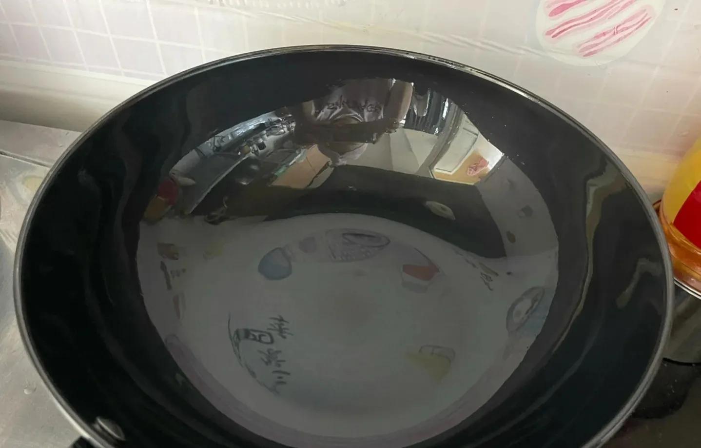 新买的铁锅如何不用油开锅,新买的铁锅怎么开锅不生锈