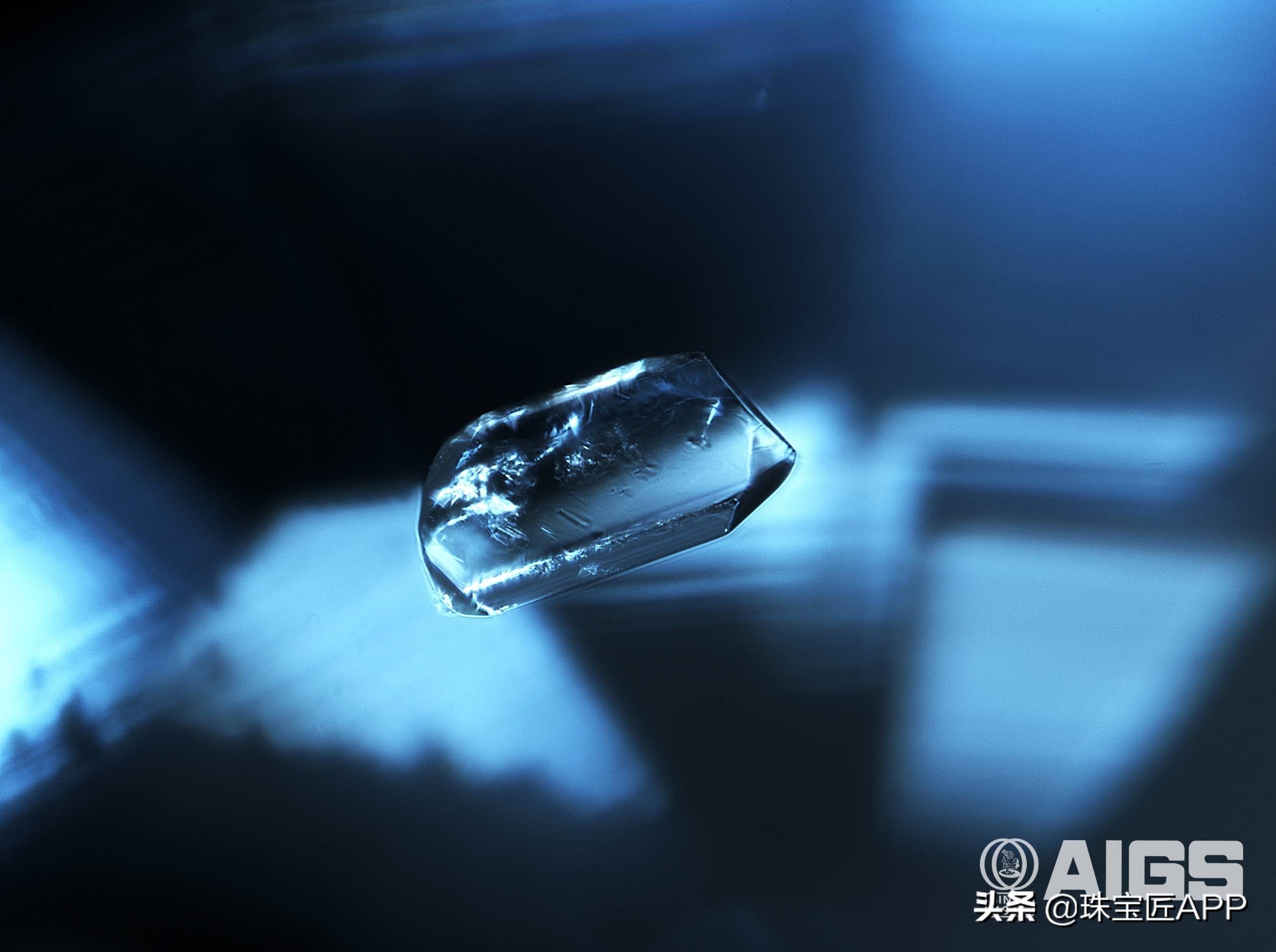 宝石的裂纹叫什么,宝石有裂痕是不是就失去价值了