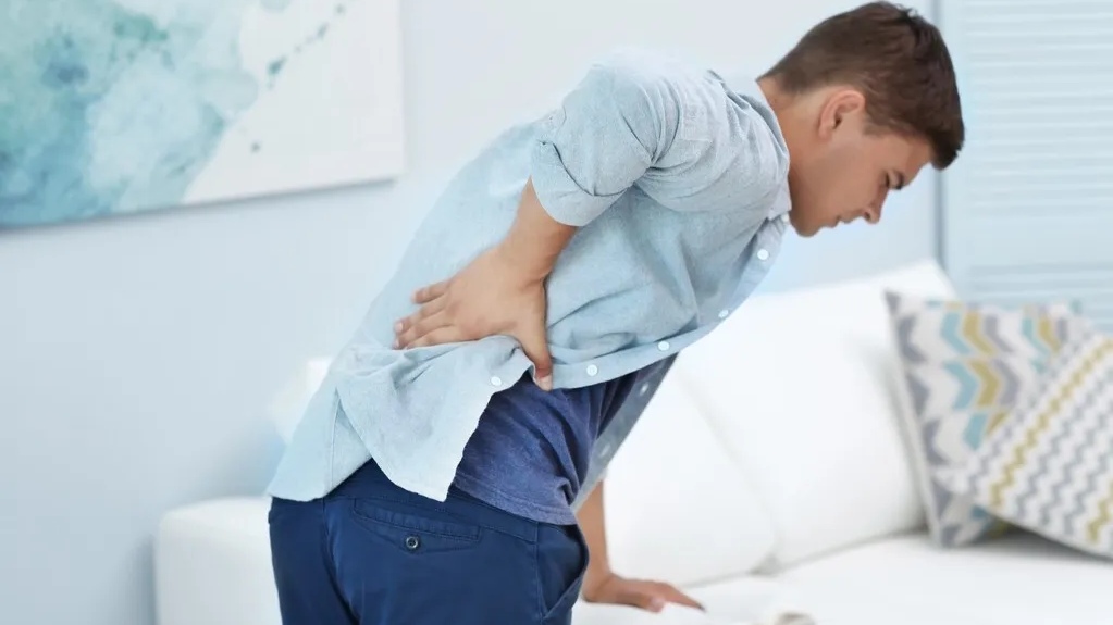 右边腰痛要警惕四种原因,做事腰痛是什么原因引起的