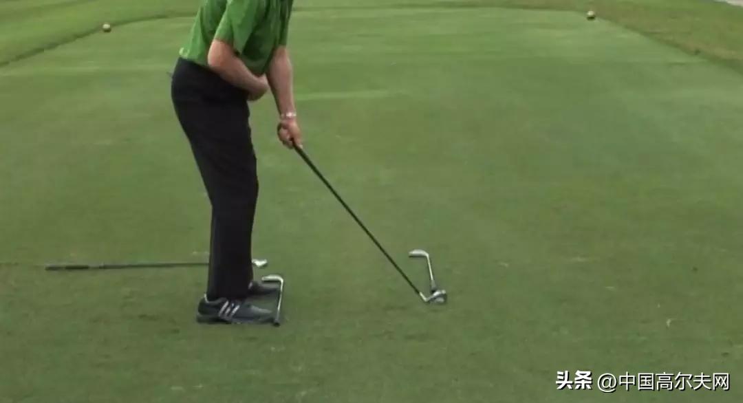 挥杆过程中下半身的正确打开方式,整个挥杆过程都要保持握杆的力度