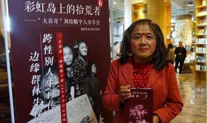 山东65岁拾荒大爷，每日扎小辫涂胭脂，无视他人嘲笑：我无愧于心