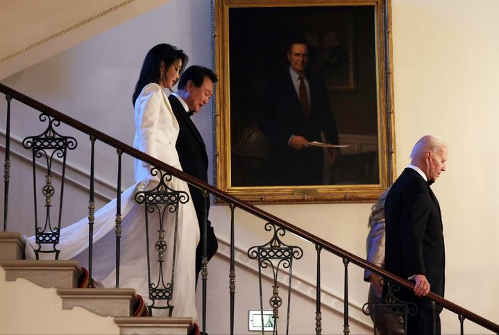 韩国第一夫人走红毯,韩国第一夫人穿韩服