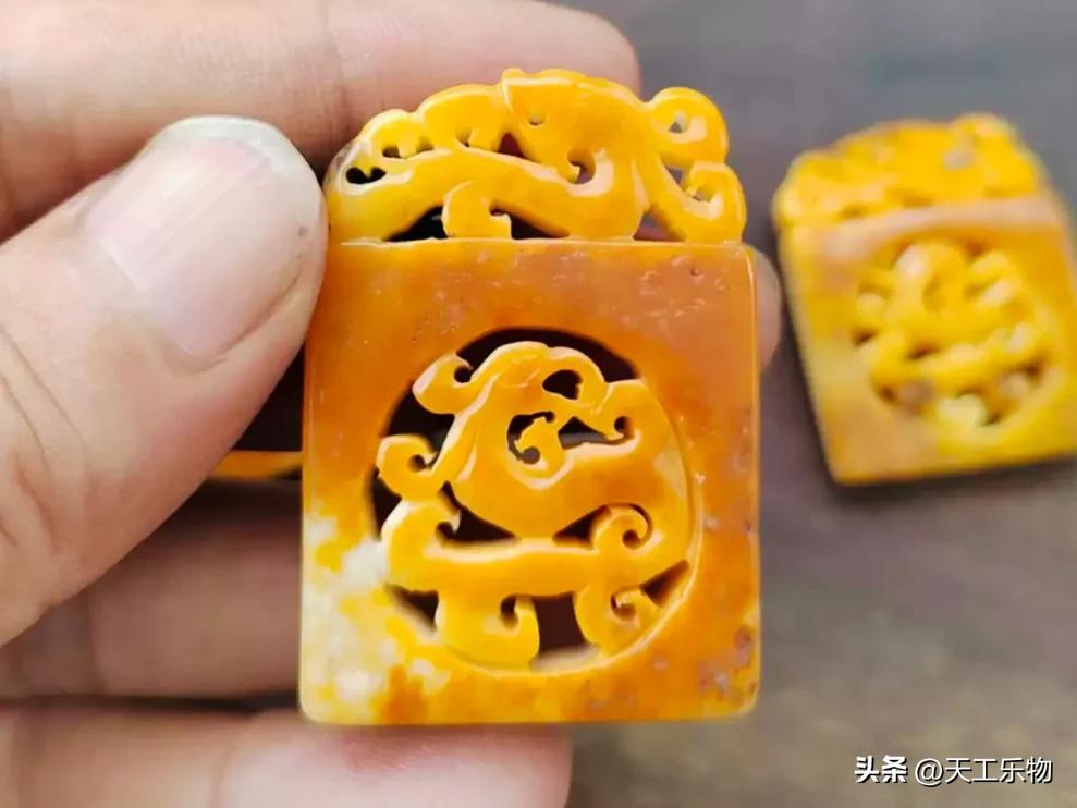 和田玉黄沁籽料大师玉雕极品图片,1200克的和田玉籽料黄沁多少钱