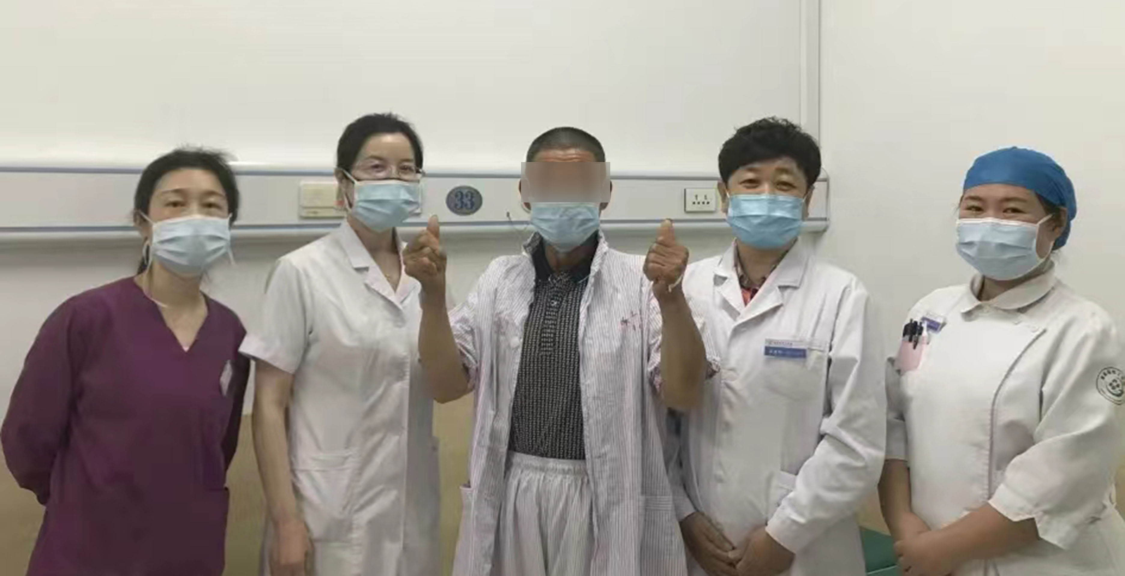 老汉肚子痛,一位老汉突然胸痛难忍