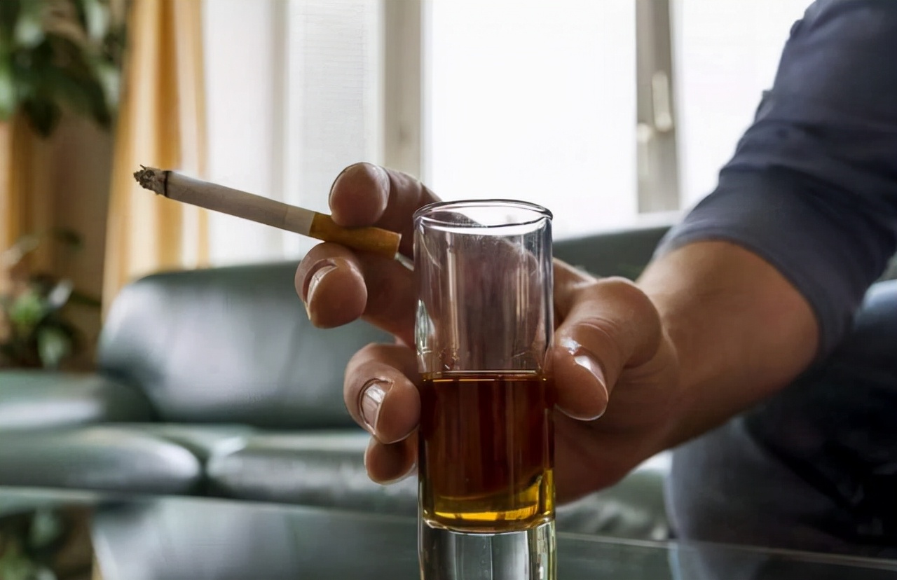 男子酒后胳膊疼，进院检查心电图没有异常，心内科主任：快抢救