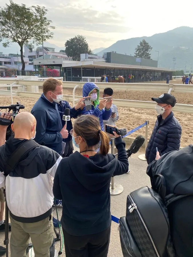 香港赛马四马相撞,两马人道安乐死三人受伤:冠军骑师被停赛三周