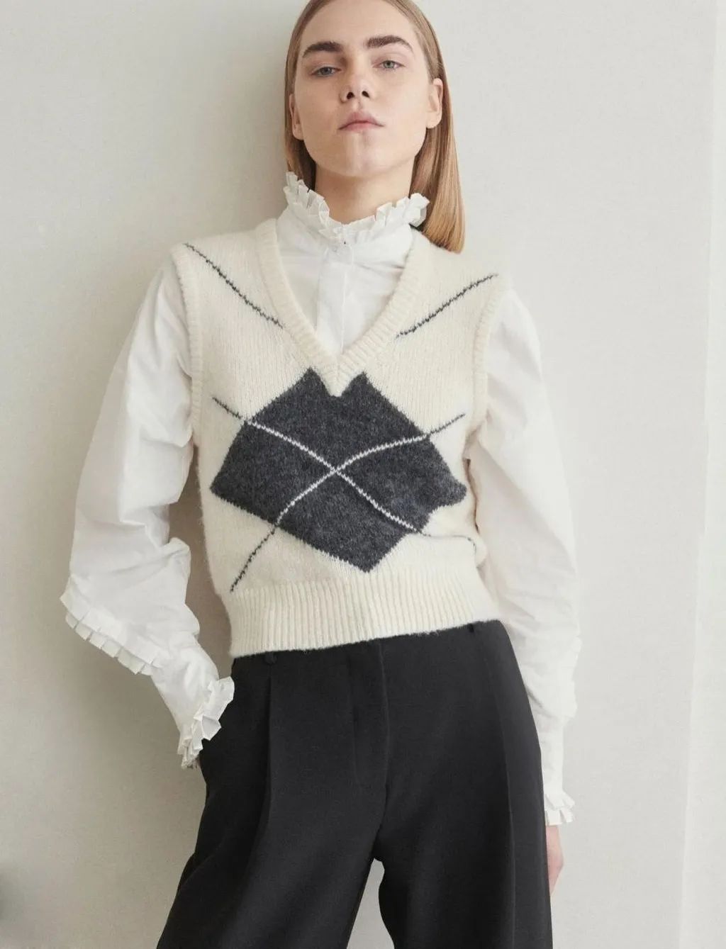 秋日马甲穿搭的n种,春天咖色格子针织马甲怎么搭配