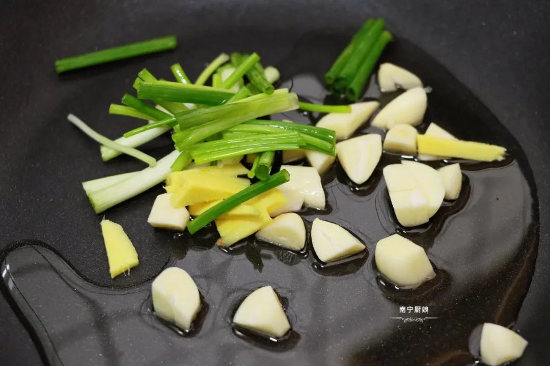 鱿鱼除了白灼还能怎么做,5种鱿鱼的做法鲜香无腥味