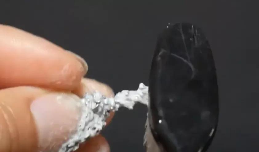 银手镯戴几天就发黑怎么回事,戴银手镯就发黑用什么洗才会发白