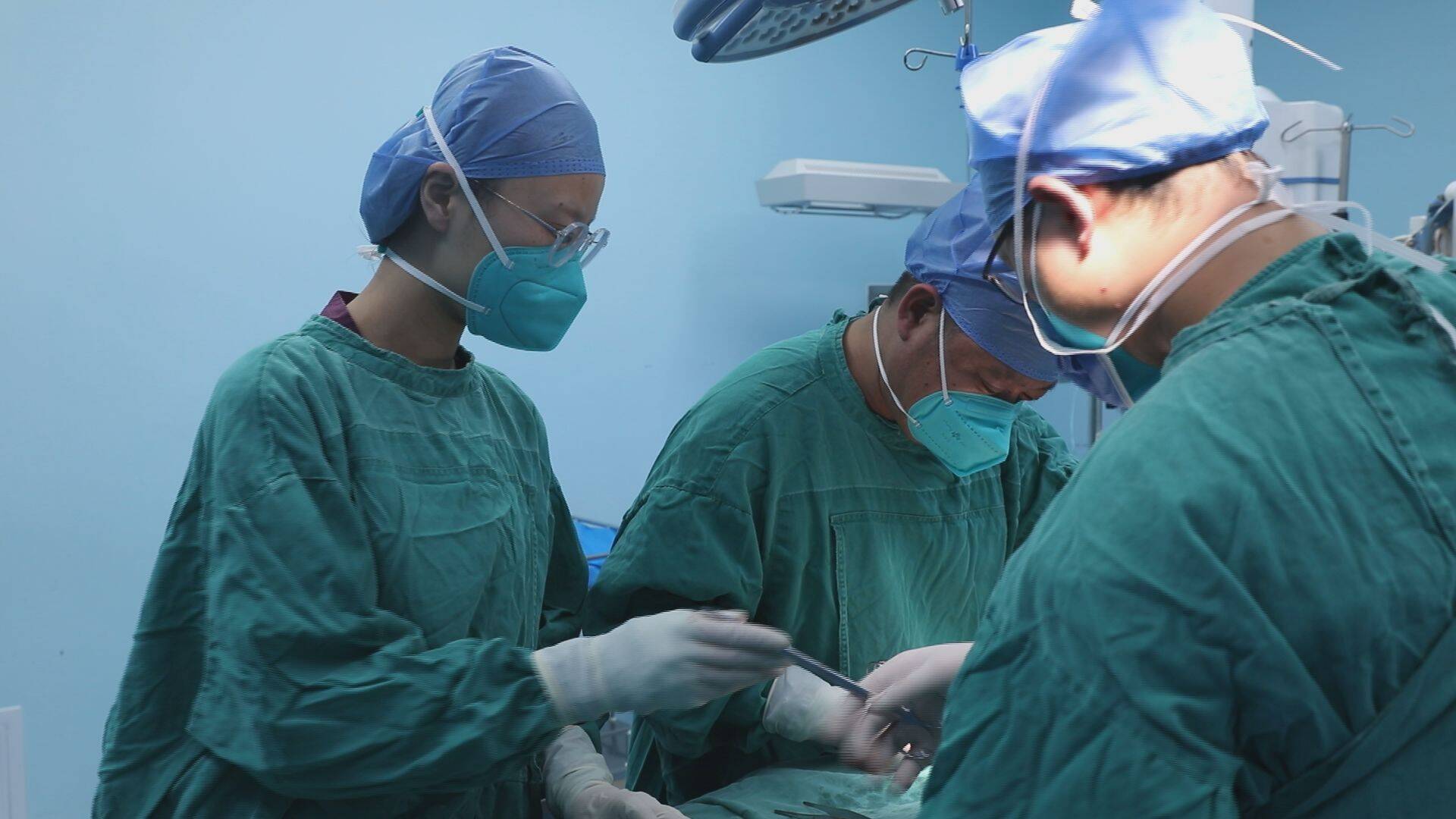 无影灯下的守护者医路有你,无影灯下的生命保护神