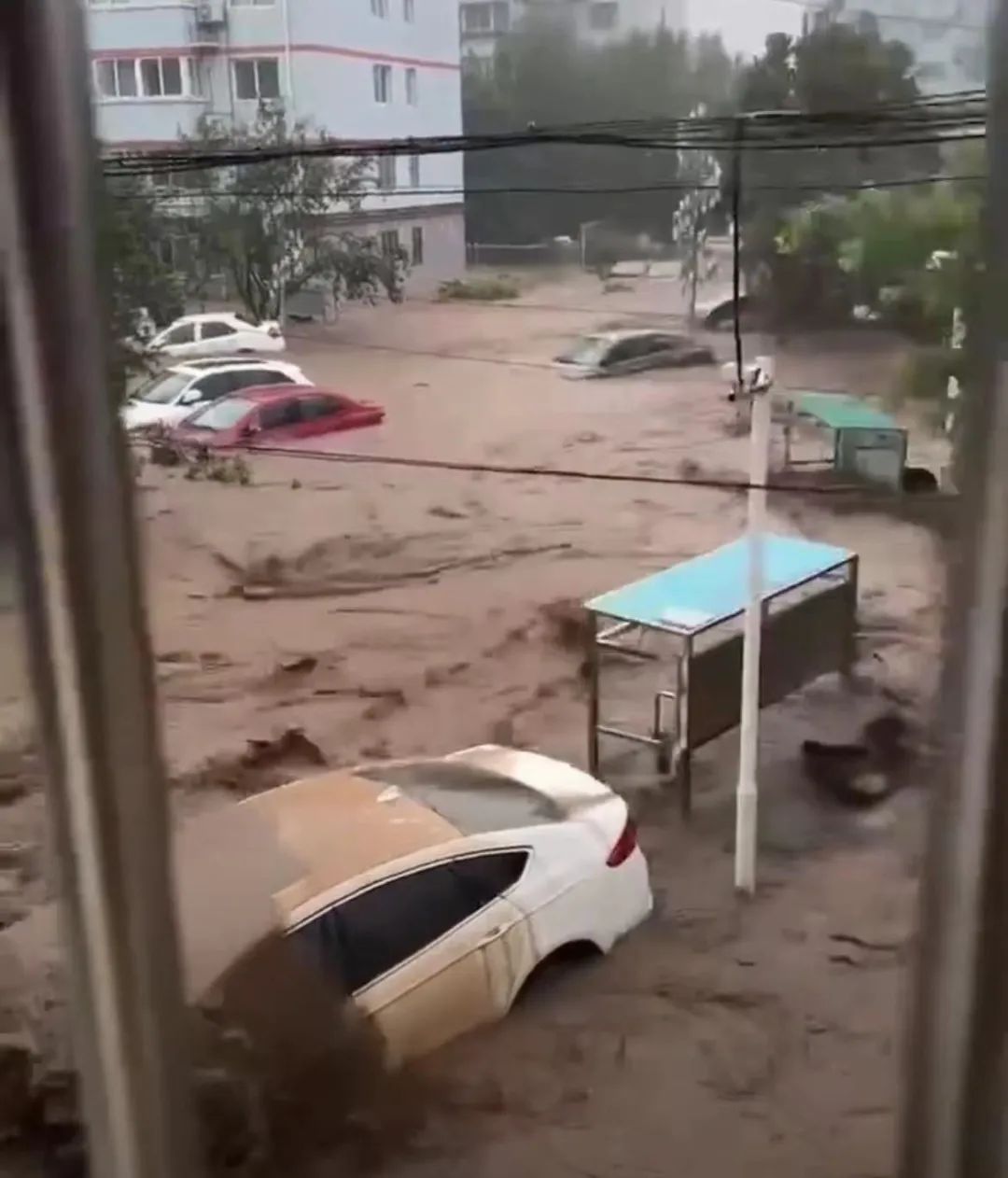 车泡水了找谁处理,汽车被水冲走怎么解决