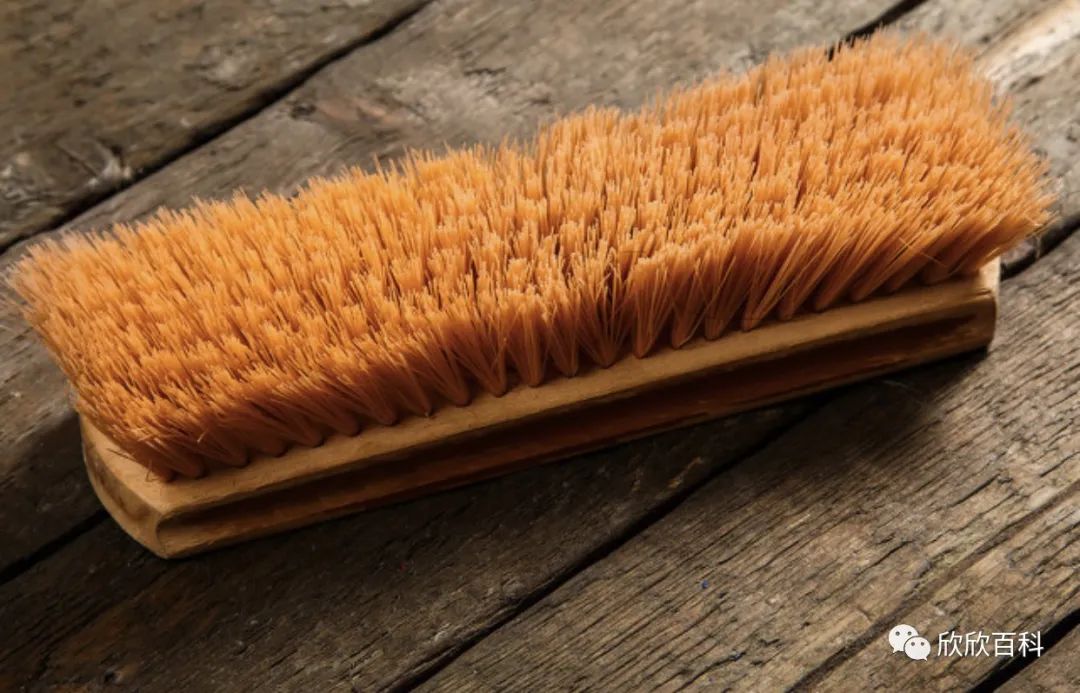 羽绒服跑绒到毛衣上怎么清理,羽绒服跑绒粘在衣服上怎么去掉