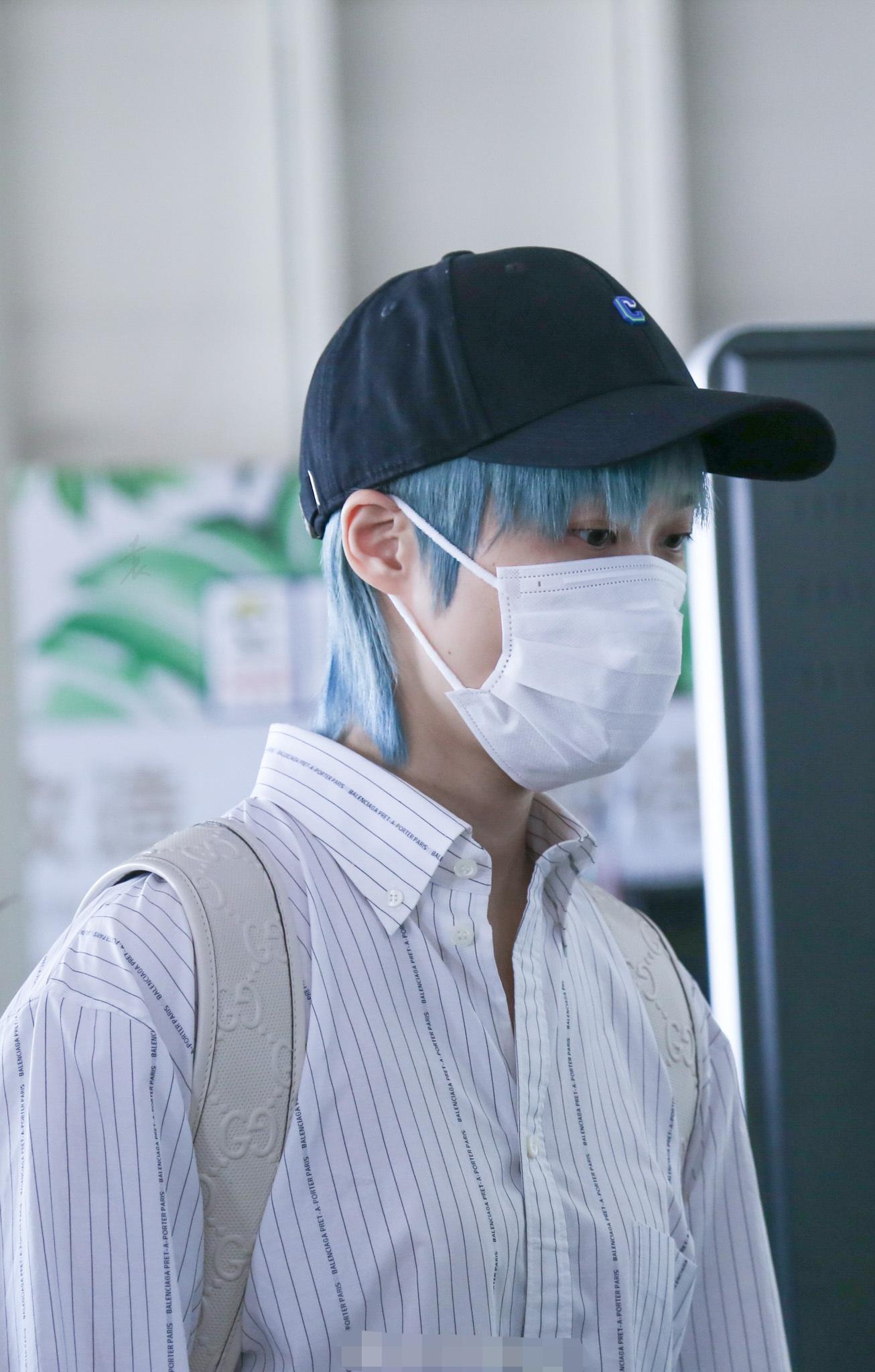 李宇春变身小红帽出席活动,李宇春穿短发短裤