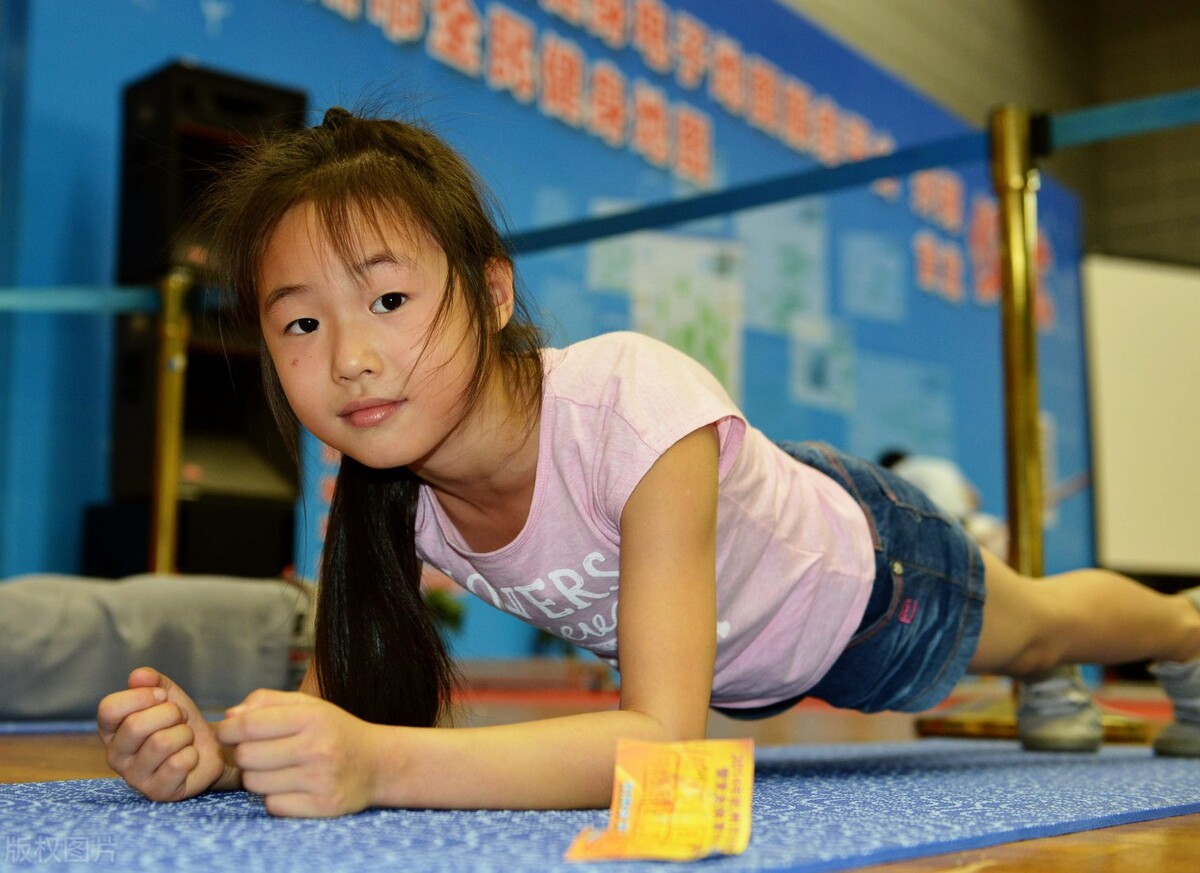 练腹肌最好的8个动作练平板支撑,变式平板支撑练出马甲线