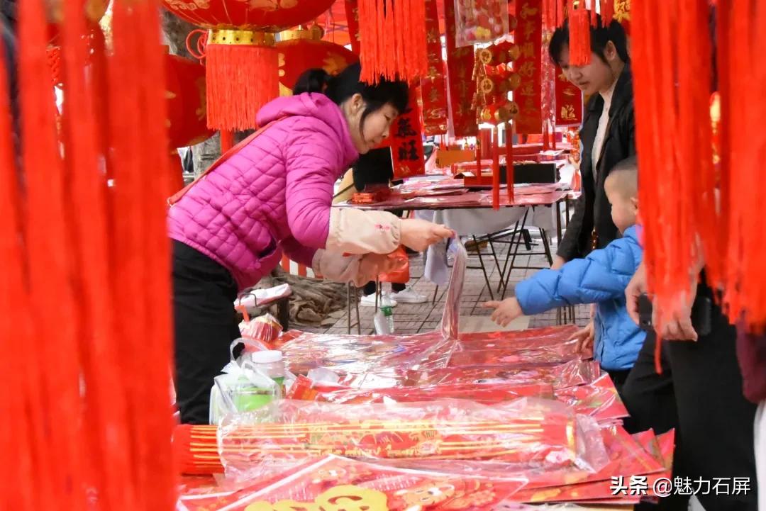 迎春接福送春联红红火火过大年,网络中国节贴春联