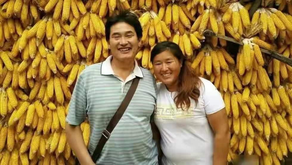 大衣哥换上新演出服,大衣哥穿西装最新图片