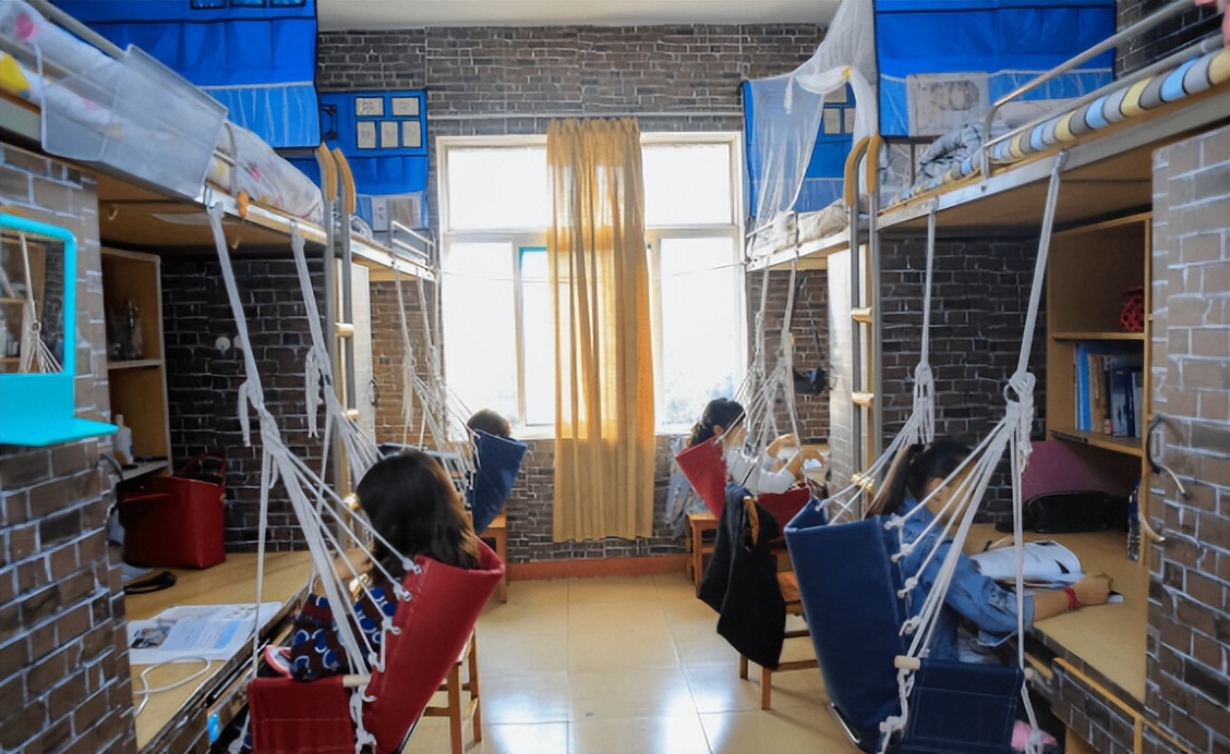 未成年“奶头乐”现象蔓延，荒废学业在家啃老，成为荷尔蒙的奴隶