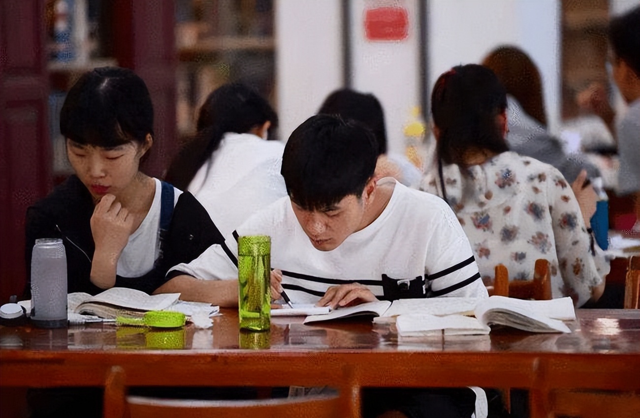 女大学生校内兼职！个个面若桃花，男生趋之若鹜，生意能不火吗？