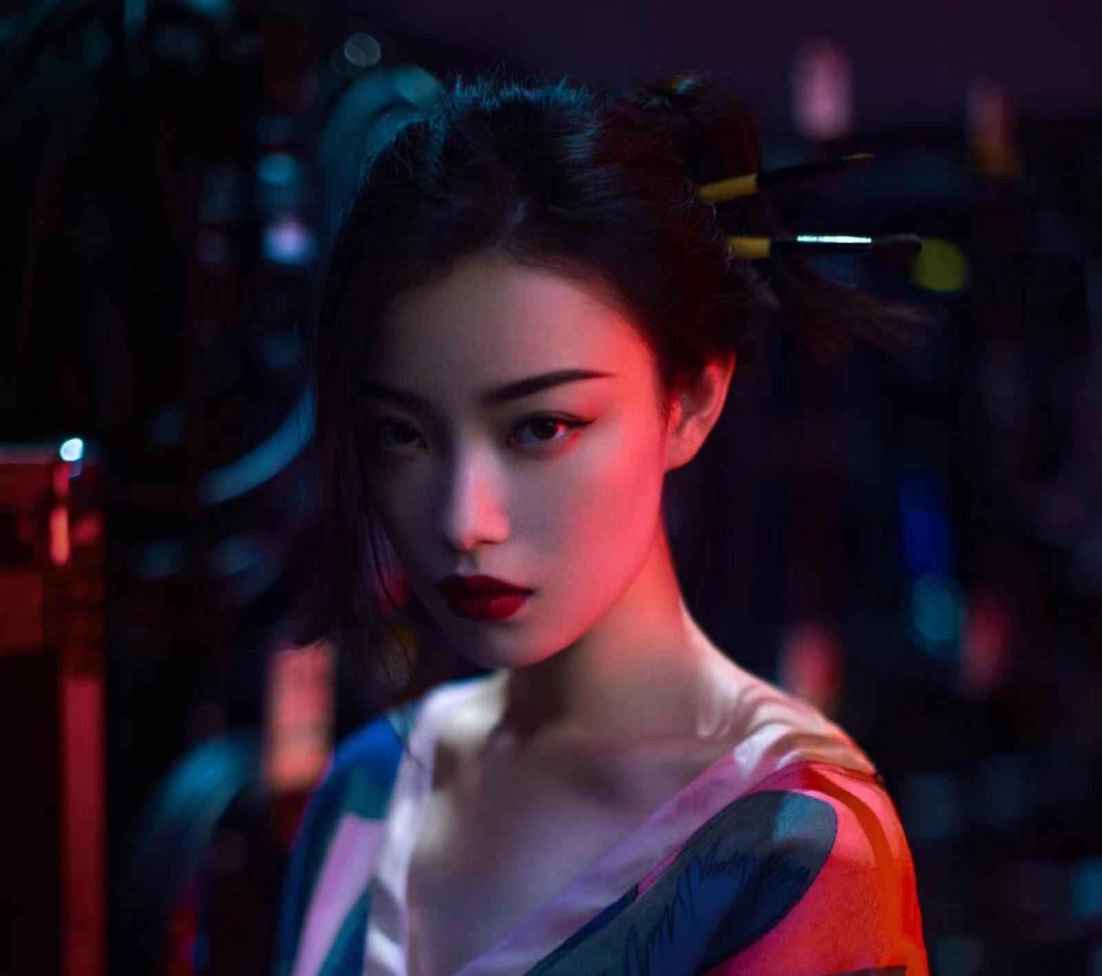 助理伺候明星捏脚,助理伺候明星跪下打伞