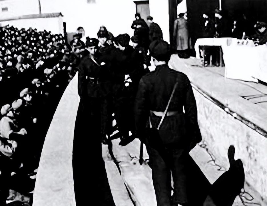 1952年，刘青山贪污上亿被判死刑，13年后，儿子考上清华不敢去