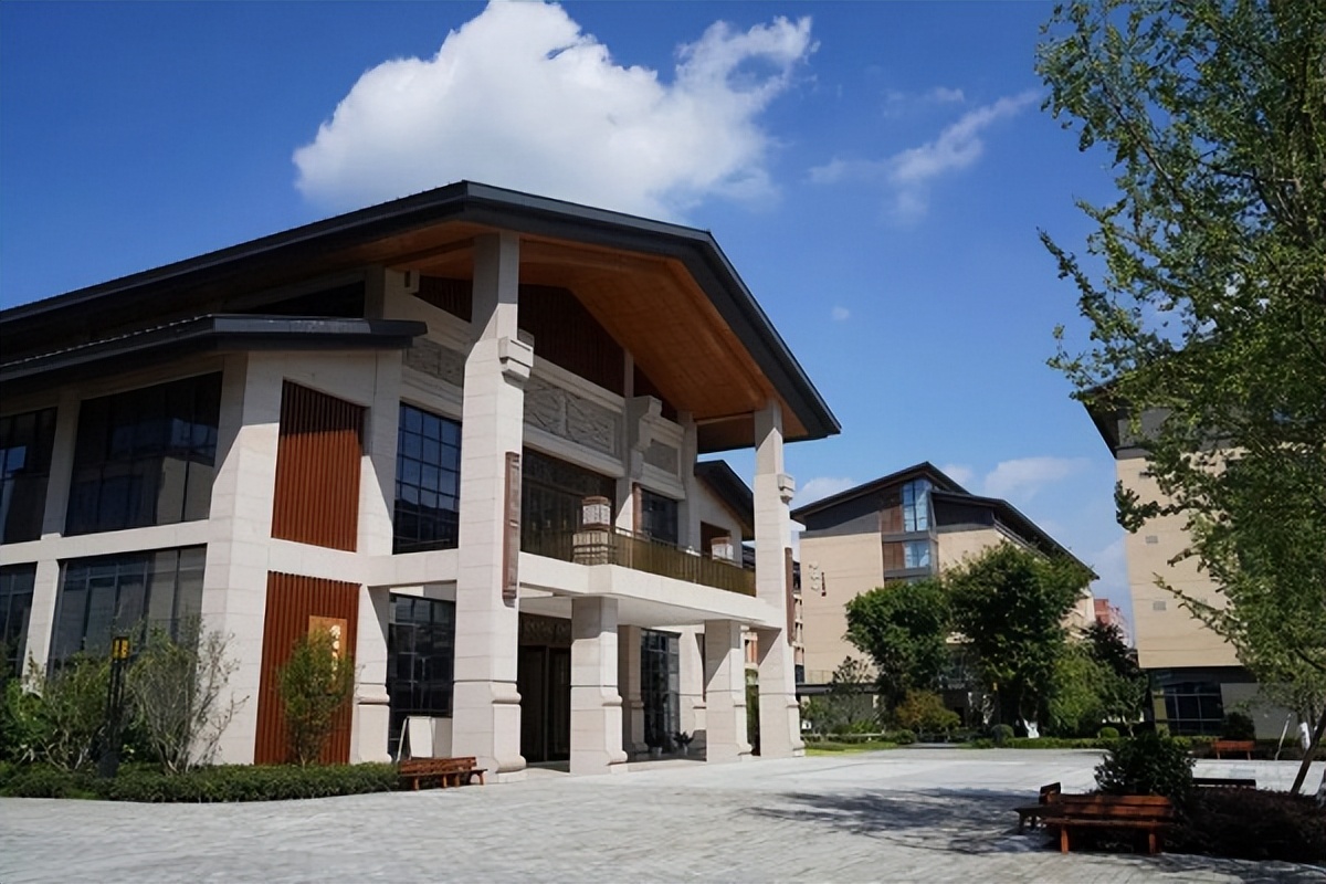 成都武侯外国语学校2022招生简章,2022年成都电子信息学校招生简章