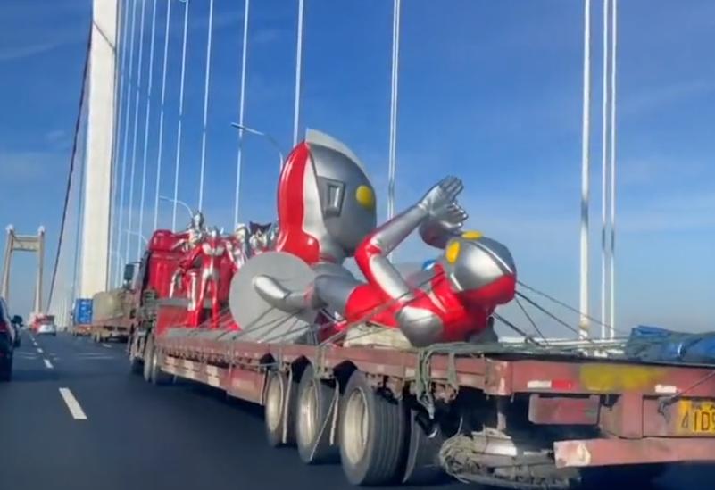 安徽男子偶遇奥特曼,安徽高速现一车奥特曼