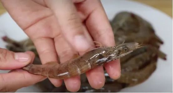 为什么虾头蓝色不能吃,虾头的黄色的东西到底能吃吗