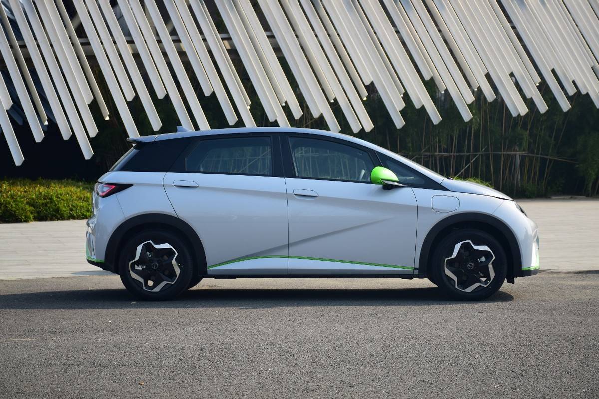 家用车省油的有几款车型推荐一下,什么车省油又便宜外观适合年轻人