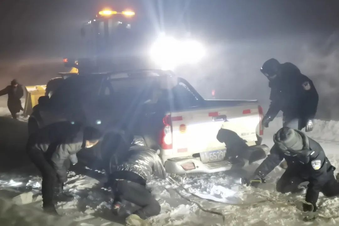 民警救援遭冻伤,民警连夜救援冻成冰