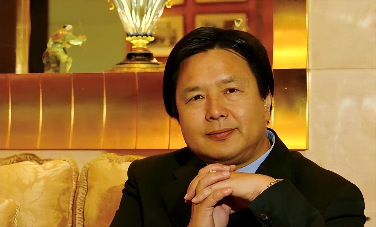 他曾是裁缝，月薪300元，逆袭成香港富豪，儿媳身家500亿，凭啥