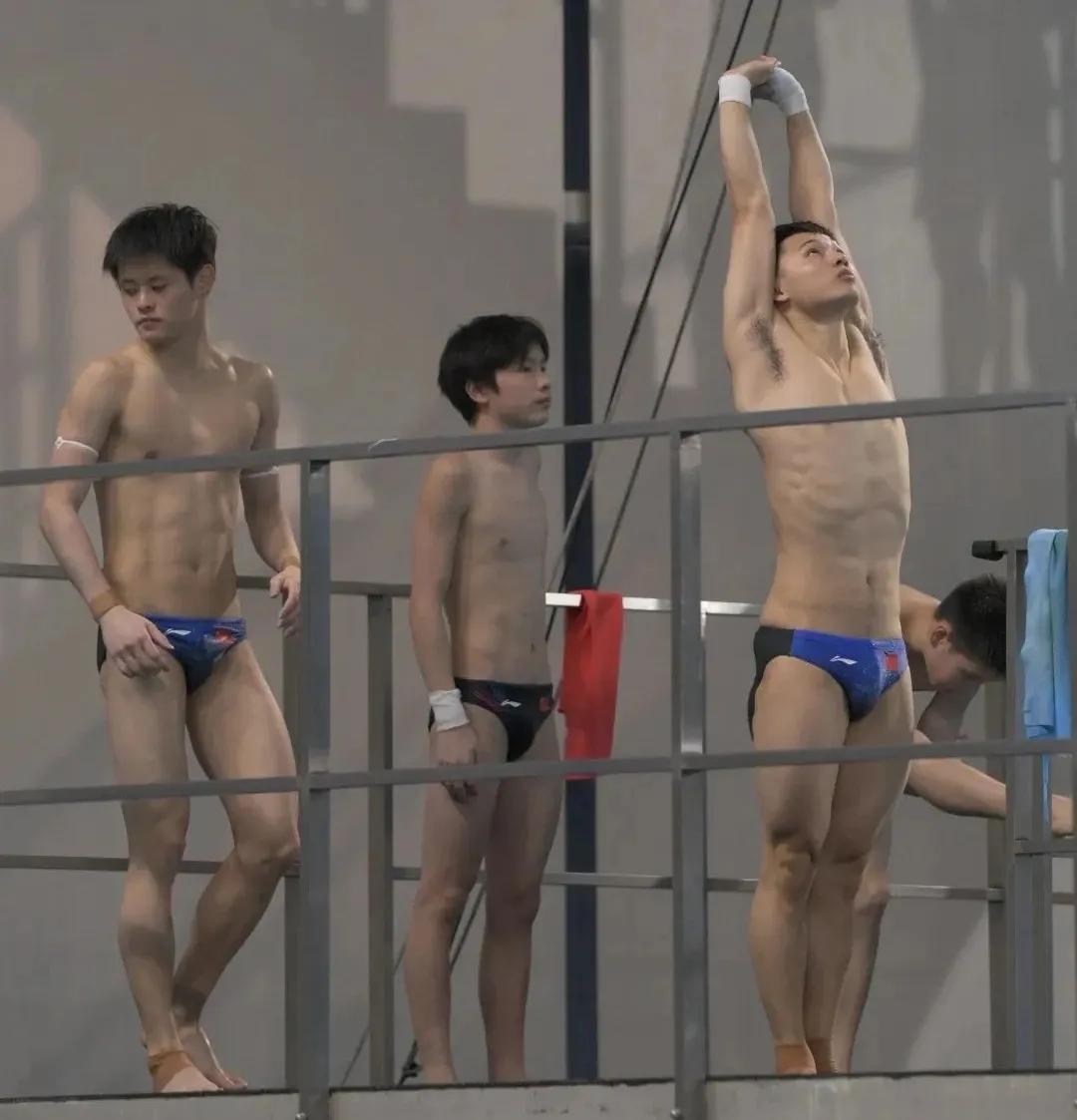 陈艾森双人默契跳水,陈艾森跳水队腹肌