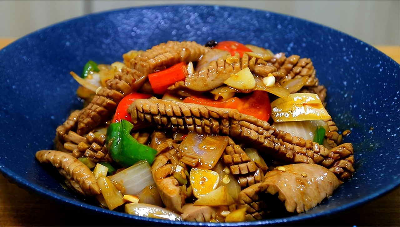 “爆炒腰花”过油还是焯水？教你正确做法，鲜香滑嫩，不臊不腥